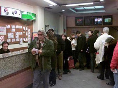 Ουρές στα πρακτορεία για το «χρυσό» τζακ ποτ του Τζόκερ