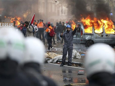 Βρυξέλλες: Χάος με φωτιές, νερό και δακρυγόνα σε μαζική πορεία κατά της λιτότητας