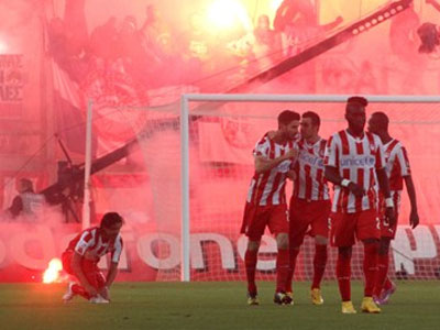 Εισαγγελική έρευνα για τη ρίψη βεγγαλικών στο Ολυμπιακός-Παναθηναϊκός