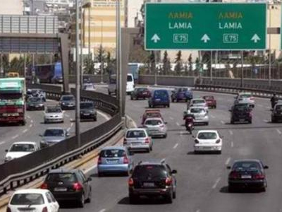 Καραμπόλα στον Κηφισό: Φορτηγό συγκρούστηκε με δύο αυτοκίνητα