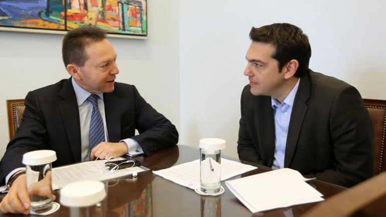 Handelsblatt: Ο Τσίπρας θέλει να απομακρύνει τον Στουρνάρα