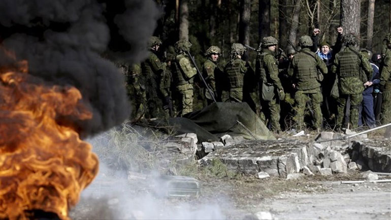 Επίθεση στη Μαργίνκα της Ουκρανίας – Στις φλόγες μέρος της πόλης