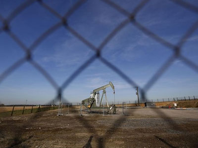 Σε χαμηλό δύο ετών το πετρέλαιο – Κέρδη για το χρυσό