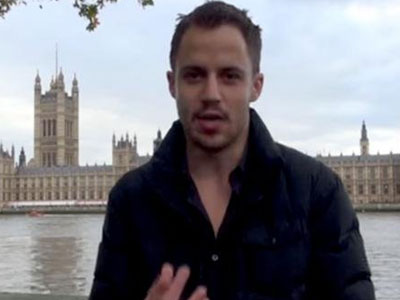 Βρετανία: Απαγορεύουν την είσοδο στη χώρα στον «γκουρού των ραντεβού»