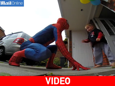 Ντύθηκε Spider-man για να κάνει έκπληξη στο άρρωστο αγοράκι του