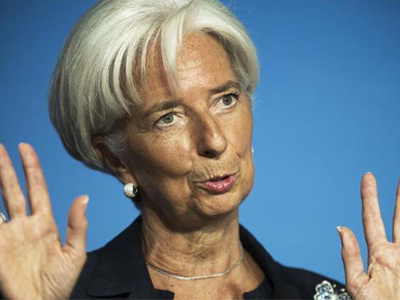 Πέφτει στα… γόνατα η Λαγκάρντ