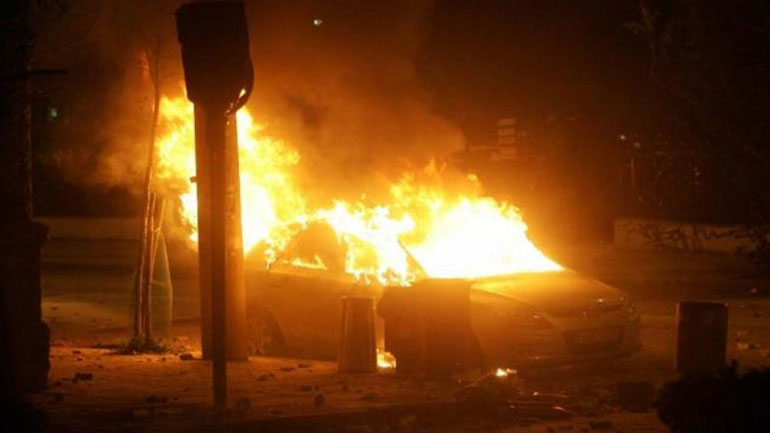 Στις φλόγες αυτοκίνητο και κάδοι στην Αγία Παρασκευή