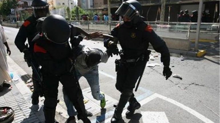 Συγκρούσεις μεταναστών και αστυνομικών στην Ισπανία