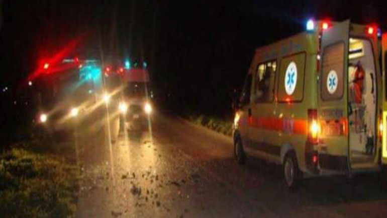 E.O. Αθηνών-Λαμίας: Νταλίκα συγκρούστηκε με ΙΧ – Εγκλωβίστηκε επιβάτης