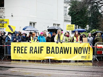 Σ. Αραβία: Αναβλήθηκαν τα προγραμματισμένα 50 ραπίσματα στον φιλελεύθερο blogger