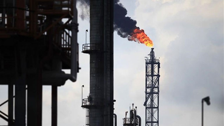 Κάτω από τα 49 δολάρια η τιμή του πετρελαίου