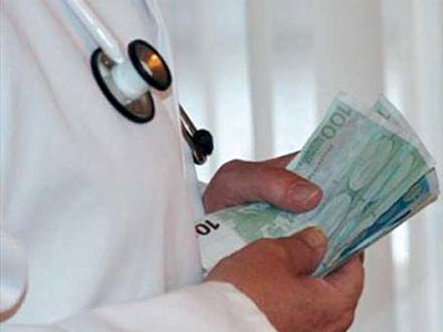 Ελεύθερος ο γιατρός που πιάστηκε με φακελάκι 50 ευρώ