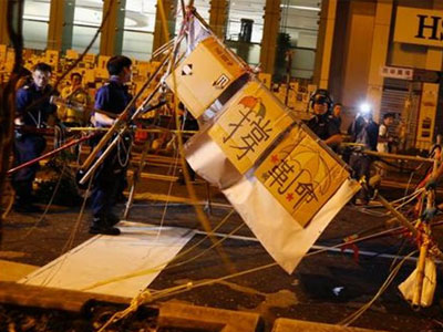 Χονγκ Κονγκ: Αστυνομικοί διέλυσαν τα οδοφράγματα των διαδηλωτών