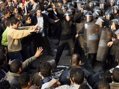 Αίγυπτος: Υπέρμετρη χρήση βίας από την αστυνομία κατά των διαδηλωτών
