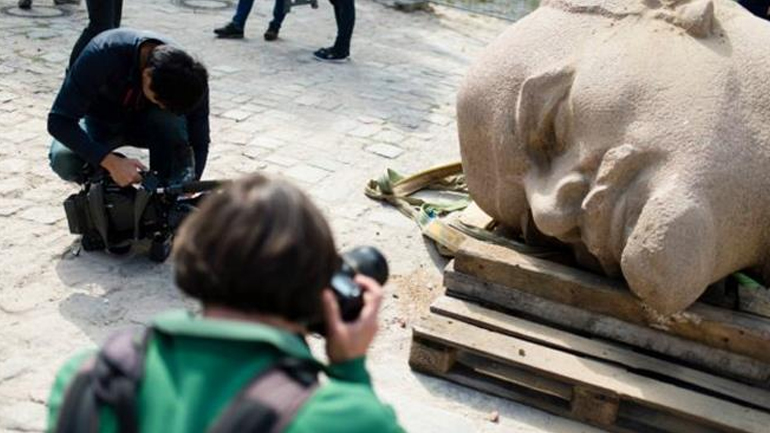 Βερολίνο: Η κεφαλή του Λένιν «αναστήθηκε» και μεταφέρεται σε μουσείο