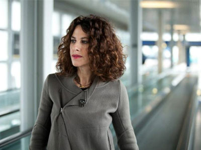 Διάσημοι καλλιτέχνες γίνονται για μία ώρα πωλητές του περιοδικού δρόμου «Σχεδία»