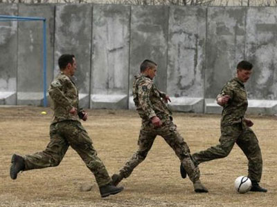 Βρετανοί και Γερμανοί στρατιώτες έπαιξαν ποδόσφαιρο τιμώντας την «Εκεχειρία των Χριστουγέννων»