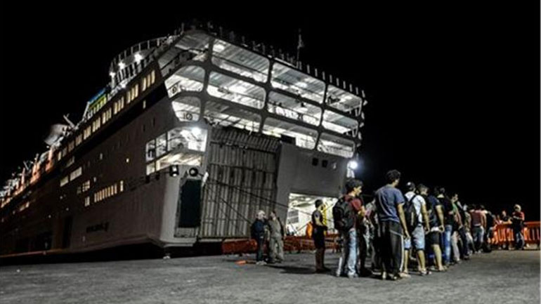 Χιλιάδες μετανάστες φτάνουν το πρωί της Τετάρτης στον Πειραιά με το «Ελευθέριος Βενιζέλος» Χιλιάδες μετανάστες φτάνουν το πρωί της Τετάρτης στον Πειραιά με το «Ελευθέριος Βενιζέλος»