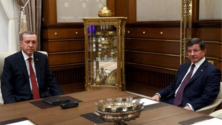 Ο Νταβούτογλου επέστρεψε στον Ερντογάν την εντολή σχηματισμού κυβέρνησης