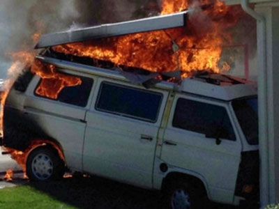 Στις φλόγες τυλίχθηκε βαν στον Σταθμό Πελοποννήσου