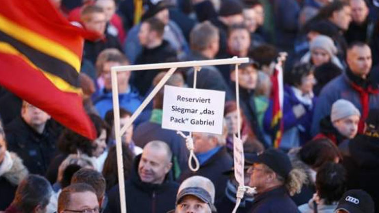 Γερμανία: Δικαστική έρευνα για το «κρέμασμα» Μέρκελ από το ισλαμοφοβικό Pegida