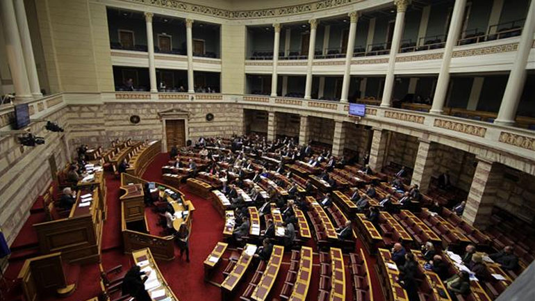 Ψηφίστηκε κατά πλειοψηφία το νομοσχέδιο για τις 100 δόσεις