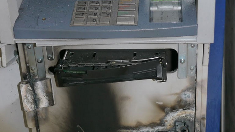 Φωτιά σε δύο ΑΤΜ στην Αθήνα