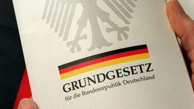 Γερμανία: Τα 20 πρώτα άρθρα του συντάγματος θα μοιραστούν στα αραβικά στους πρόσφυγες