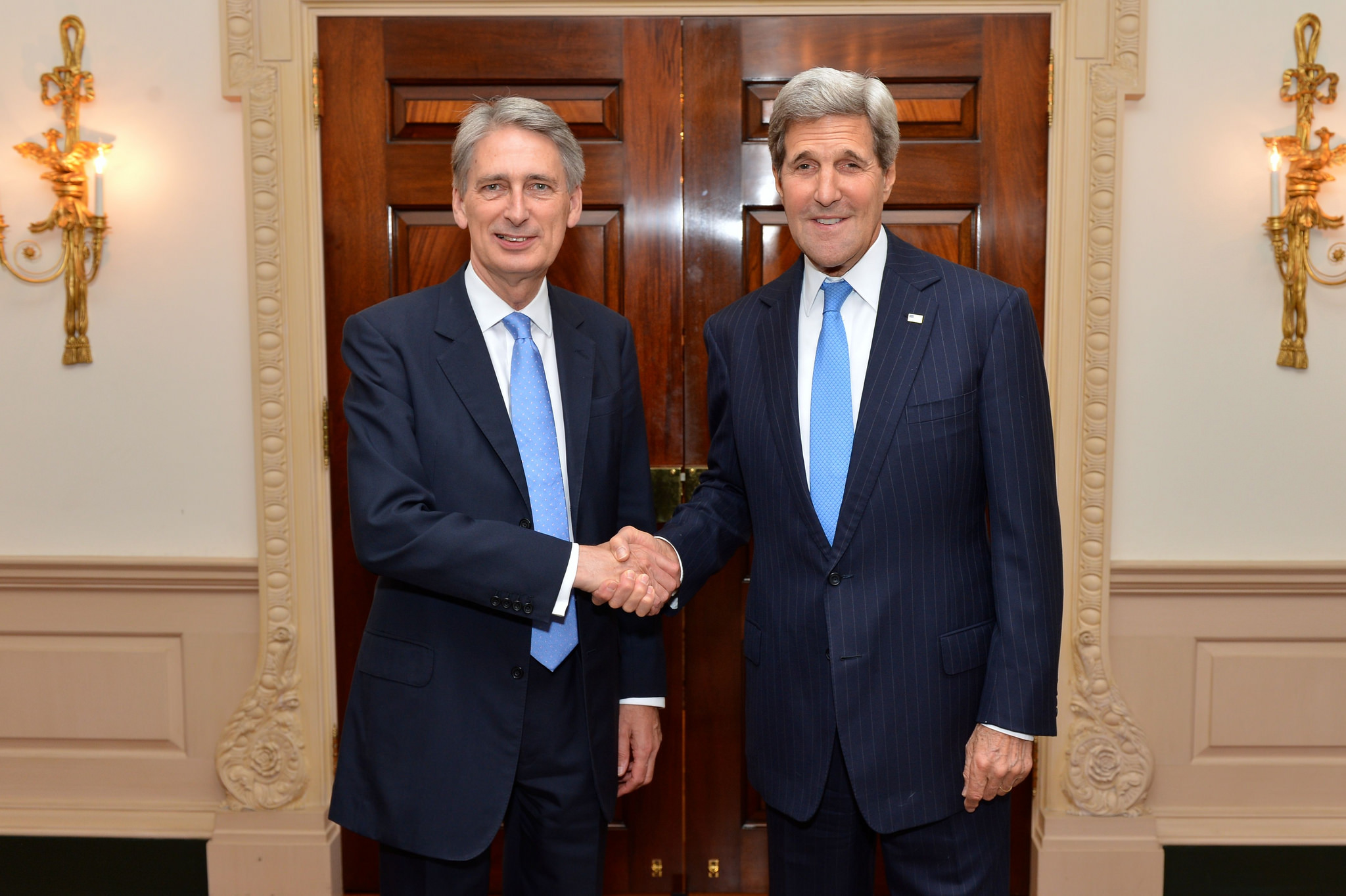 Ο John Kerry με τον Philip Hammond