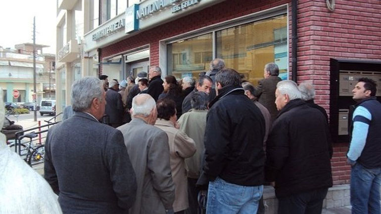 Συνεχίζονται οι ουρές στις τράπεζες