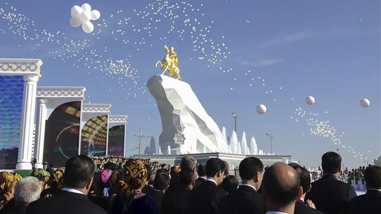 Τουρκμενιστάν: Εγκαινιάστηκε χρυσός έφιππος ανδριάντας του προέδρου