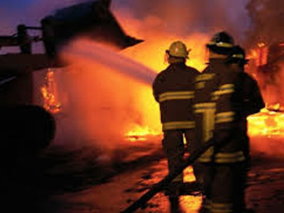 Ηράκλειο: Στις φλόγες τυλίχθηκαν δύο νταλίκες