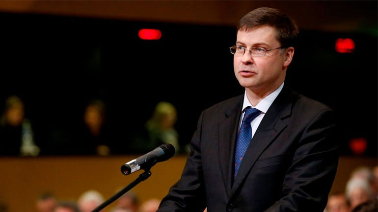 Ντομπρόβσκις: Παραμένουν σε επαφή Τσίπρας-Γιούνκερ