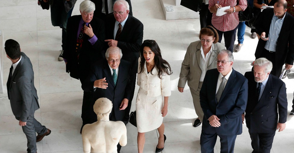 Ο Τζόφρι Ρόμπερτσον μαζί με την Αμάλ Αλαμουντίν κατά την πρόσφατη επίσκεψή τους στο Μουσείο της Ακρόπολης