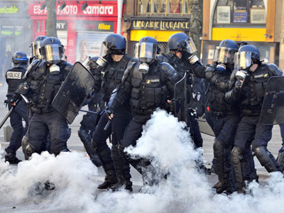 Γαλλία: Απαγορεύτηκε η χρήση χειροβομβίδων κρότου-λάμψης