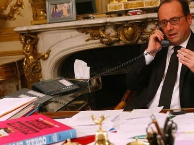 Tηλεφωνική επικοινωνία Ομπάμα-Ολάντ για την επίθεση στα γραφεία του «Charlie Hebdo»