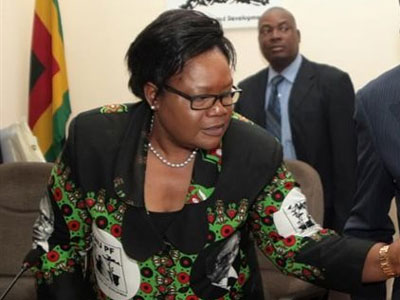Αποπέμφθηκε η αντιπρόεδρος της Ζιμπάμπουε που «ήθελε» τη δολοφονία του Μουγκάμπε