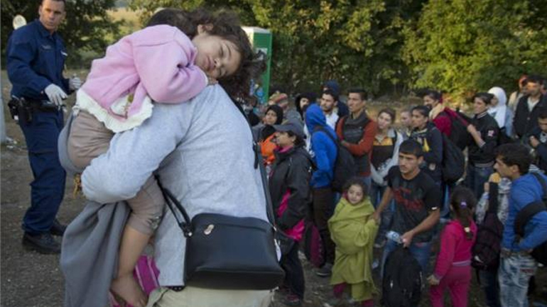 Χιλιάδες μετανάστες καταφθάνουν στην Αυστρία μέσω της Ουγγαρίας