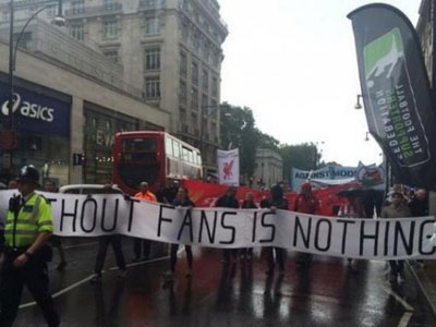 Κοινή διαμαρτυρία οπαδών στη Βρετανία