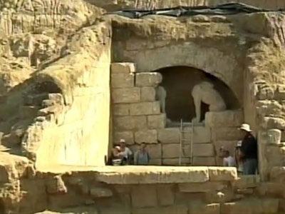 Αμφίπολη: Δύο τοίχοι χωρίζουν τους αρχαιολόγους από το μνημείο