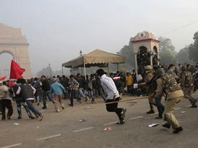 Ινδία: Διαδήλωσαν για το κύμα βίας κατά των γυναικών