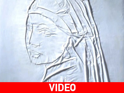 Φτιάχνει έργα τέχνης… σιδερώνοντας!