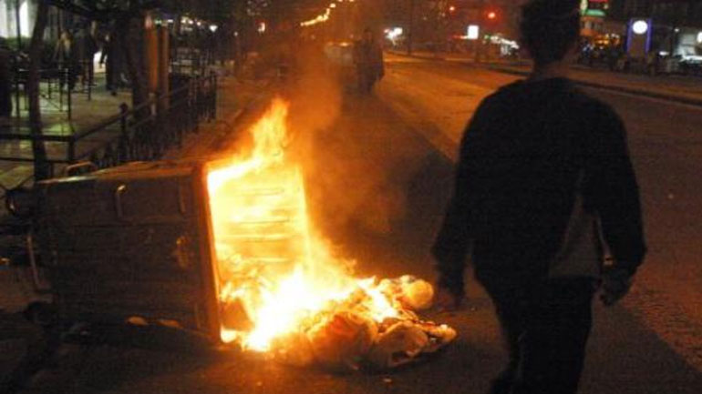 Στις φλόγες κάδοι απορριμμάτων στη Δροσοπούλου