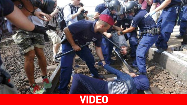 Ουγγαρία: Μετανάστες ξάπλωσαν στις γραμμές του τρένου αρνούμενοι να μεταφερθούν σε καταυλισμό