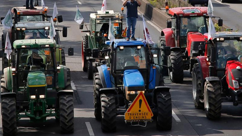 Στο Παρίσι με τα τρακτέρ οι Γάλλοι αγρότες