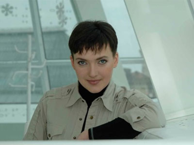 Την απελευθέρωση Ουκρανής πιλότου ζητεί από τον Πούτιν ο Ποροσένκο