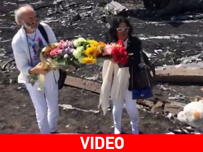 Άφησαν λουλούδια για την κόρη τους στο σημείο συντριβής του Boeing