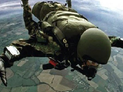 Από θαύμα σώθηκε σμηνίας όταν δεν άνοιξε το αλεξίπτωτο