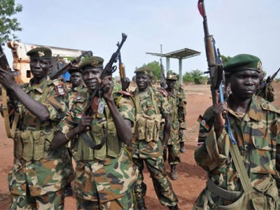 Απειλούν με κυρώσεις τους εμπόλεμους στο Σουδάν