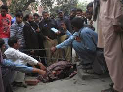 Η οικογένεια της την πυροβόλησε και την πέταξε σε κανάλι